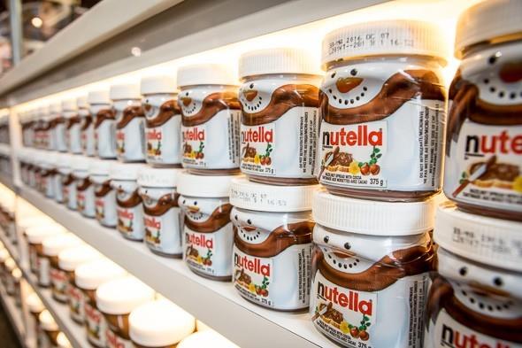 Ancak artan kamuoyu basks karsnda bu kez de marketler palmiye ya kullanlan Nutellalar raflardan indirmeye balad.