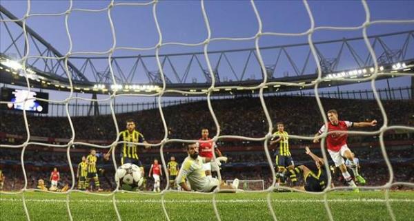 Devler Ligi play-off'unda Arsenal elenen Fenerbahe'de, taraftarlar sosyal medyada grlerini dile getirdiler. te yorumlar: