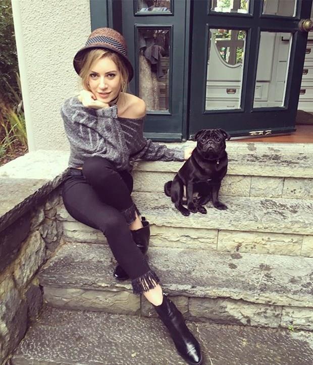 SNEM KOBAL  <p>    Oyuncu meslekta Kenan mirzalolu ile 14 Mays&#8217;ta Ayvalk Cunda Adas'nda dnyaevine giren Sinem Kobal, einin hediyesiyle birlikte ekilen fotorafn Instagram'da paylat. Kobal, ei mirzalolu&#8217;nun doum gnnde hediye ettii Pug cinsi yavru kpekle karenin altna kalp emojisi koydu. Kpein fiyatnn ise 3 bin euro (yaklak 12 bin lira) olduu ne srld.