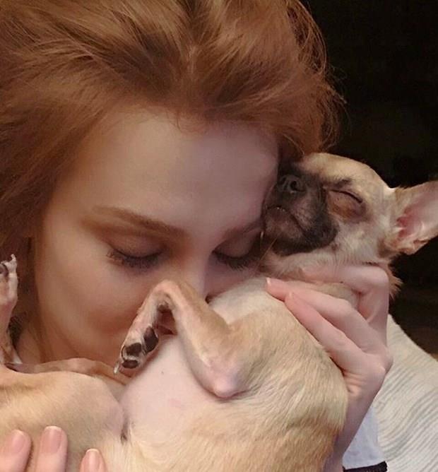 ELN SANGU  <p>    Kiralk Ak'n Defne'si Elin Sangu, ivava cinsi kpeiyle sosyal medyadan yapt paylamn altna u notu dt: "Kemik vermediim iin mi bu trip?"