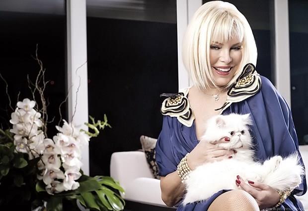 AJDA PEKKAN<p>    Hayvan sevgisi deyince ilk akla gelen nller arasnda Ajda Pekkan yer alyor. yle ki 70 yandaki sanat bir rportajnda, "16 kedim, 4 tane kpeim var" aklamas yapmt. Pekkan, zaman zaman sokak hayvanlarn da sahipleniyor.