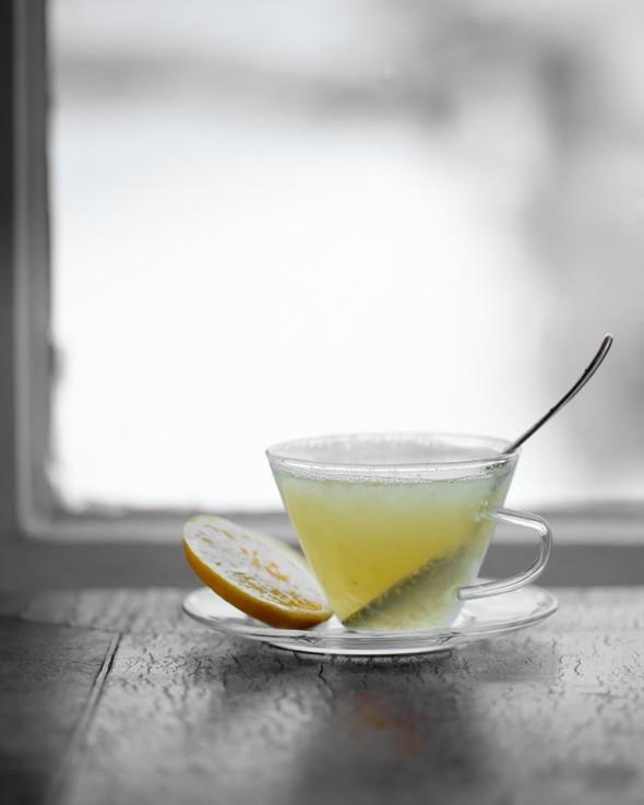 SICAK ZENCEFL AYI-Ceviz kadar zencefili rendeleyin, bir bardak su ile kaynatn. Kaynadktan sonra 1 limonun suyunu ekleyip, iin.