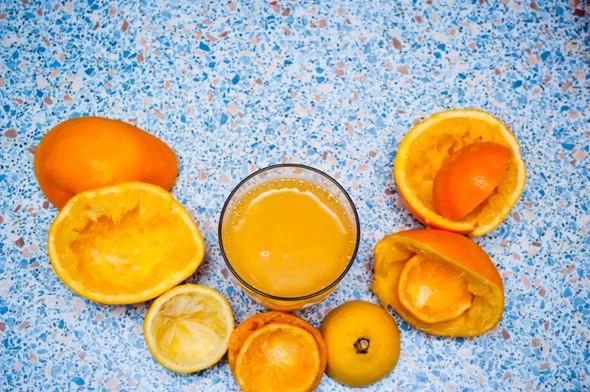 KAYNAR TURUNGL SUYU-3 portakaln suyu ve 1 limonun suyunu kaynatp, 2 portakaln kabuunu rendeleyerek kaynatmaya devam edin. 1 orba ka bal, ac biber veya karabiber ekleyip, bekletmeden iin.