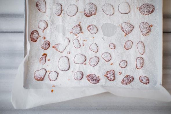 PEKMEZL PASTL  5 adet karanfili, 2 adet yeni bahar havanda iyice ezip toz haline getirin. Kk bir tencereye 1 bardak eker yarm bardak suyu koyup, zerine 1 orba ka limon suyu skn. Toz karanfil ve yeni bahar zerine ekleyin. Yarmar ay ka ac toz biber ve toz zencefili, 2 orba ka pekmezi ekleyin. Daha ac olsun isterseniz toz biber miktarn arttrabilirsiniz. 15-20 dakika, kvamlanp urup gibi olana dek kaynatn. Biraz souyunca piirme kad serili tepsiye kakla drajeler halinde dkn. 15 dakika sonra zerlerine pudra ekeri serpin.