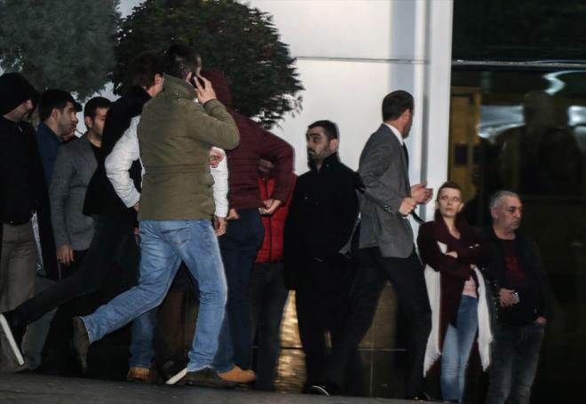 SAFFET SANCAKLI BAINDA BEKLYOR  <p>ntihar giriimi srasnda Ankara'da anayasa grmelerinde olan Saffet Sancakl, Babakan'n tahsis ettii uakla stanbul'a gelmiti. Olu Mert ile birlikte hastaneye koan Saffet Sancakl, einin baucundan ayrlmyor. Saffet Sancakl yapt aklamada herkesten dua istedi.