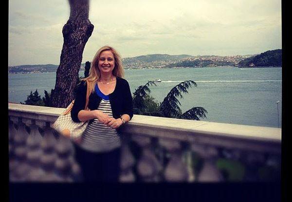 HLYA HANIM BAIRARAK CAMA DORU GTT VE...<p>  Bu srada Hlya Hanm, &#8220;Beni yalnz brakn&#8221; diye bard. Sonra evin havuz gren tarafna doru giderek silah ateledi. Kanlar iinde grnce telsizle yardm istedim. Sitenin ambulans geldi, hastaneye gtrdk. Saffet Bey&#8217;e bilgi verdik.&#8221;