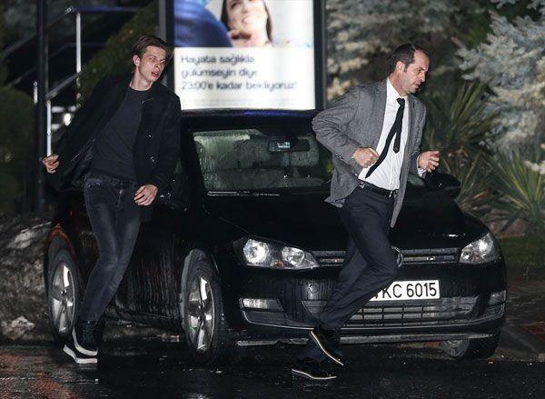 HLYA SANCAKLI'NIN NTHARI<p>  Saffet Sancakl'nn ei Hlya Sancakl, nceki akam stanbul Bykekmece'deki evinde silahla intihar giriiminde bulunmutu. 19 yllk evli olan Saffet ve Hlya Sancakl iftinin biri kz biri erkek 2 ocuu bulunuyor. Hlya Sancakl'nn intihar giriiminin sebebi bilinmezken geride brakt not ocuklarna ynelik oldu.