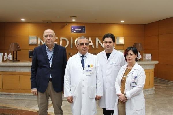 HLYA SANCAKLI'NIN SON DURUMU NASIL?  <p>  Hlya Sancakl'nn tedavisini yrten ekibin bakan Prof. Dr. Hidayet Akdemir, son durum hakknda bilgi verdi. Hastanenin Nroirurji Klinii Bakan Beyin Sinir Cerrahi Uzman olan Prof Akdemir, Hlya Sancakl'nn ateli silah yaralanmasyla hastaneye geldiini hatrlatarak "Olaydan yaklak 10 dakika sonra hzl ekilde acil servise getiriliyor. Yaplan deerlendirmelerde hemen acil ameliyat karar alnyor. Dn akam acil cerrahiye ameliyattan sonra youn bakma alnyor" dedi.