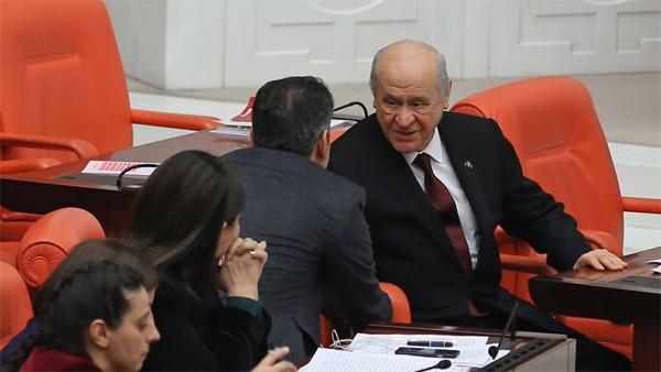 Baheli Genel Kurul salonuna geliinde MHP sralarnn en nne otururken yan srasnda oturan HDP Grup Bakanvekili Ahmet Yldrm ile tokalaarak bir selamlat.