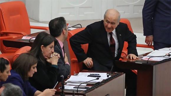 Baheli, Yldrm ve Pervin Buldan ile ksa bir sre sohbet etti. HDP&#8217;li vekiller, Kocaeli Milletvekili Saffet Sancakl&#8217;nn einin durumunu sorarak Baheli&#8217;ye gemi olsun diledi.