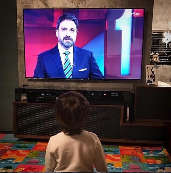 Televizyon ekran nnde olu Eymen'in TRT kreinde ekilmi fotoraf ile verilen habere sert szlerle tepki gsteren Ece Erken, iddialarn yer ald basn kurumuna da 'maa' dedi.