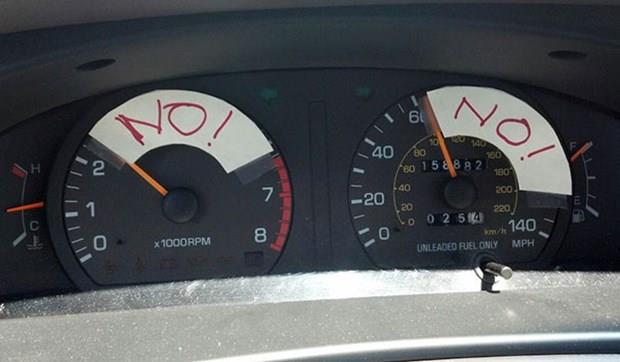 Ehliyet alma yann 16 olduu ABD'de kznn ar hz yapmasnn nne gemek isteyen baba bulduu zm ile sosyal medyann dikkatini ekti. 60 mil zerine kmamas iin hz ibresini kendi imknlar ile modifiye etti.