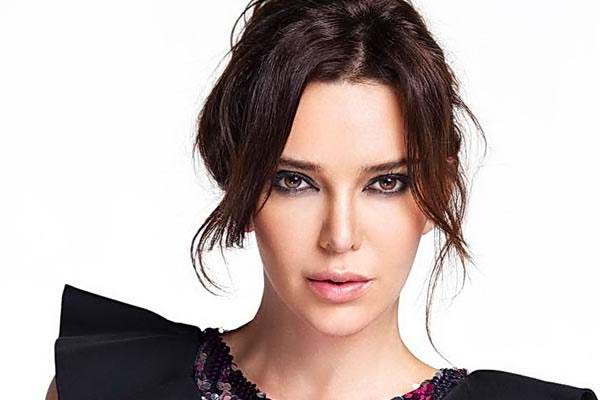 Hande Ataizi - Son olarak Salih Ku�u dizisinden 40 bin lira isteyen ama yap�mc�lardan olumsuz tepki al�nca fiyat�n� a�a�� �eken Hande Ataizi art�k b�l�m ba�� 30 bin lira istiyor.