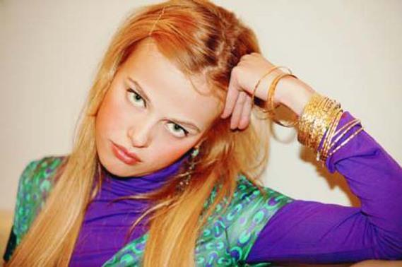 Naz Elmas - Haziran Gecesi'yle b�y�k bir ��k�� yapan Naz Elmas, son be� y�lda rol ald��� dizilerin �o�u yay�ndan kald�r�l�nca indirim yapmak zorunda kald�. Elmas, 25 bin lira olan b�l�m ba�� �cretini 15 bin liraya d���rd�.