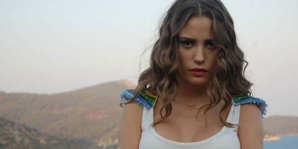 Serenay Sar�kaya - Adanal� dizisiyle oyunculu�a ba�lad� Serenay Sar�kaya. Lale Devri'nde iki sezon boyunca Ye�im karakterine hayat veriyordu. Lale Devri'nde b�l�m ba�� 10 bin lira al�yordu. �imdi Ay Yap�m'la A�k Hik�yesi dizisi i�in anla�an Sar�kaya haftada 20 bin lira kazanacak.