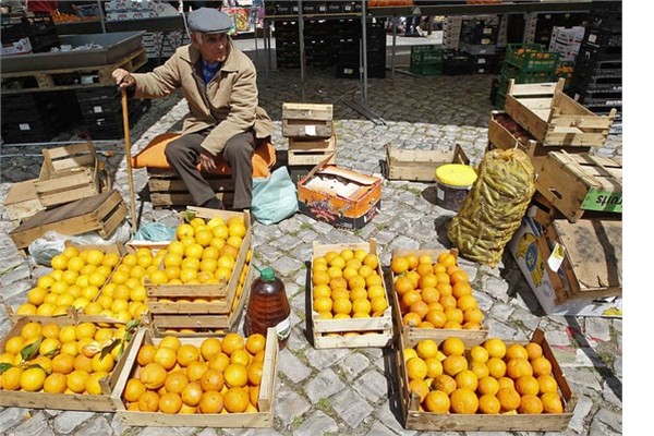 Portekiz?de ylda 35 gn resmi tatil. Portekizliler ylda 1711 saat alyor. Kii bana den milli gelir 23 bin 385 dolar. lkede isizlik oran yzde 15,9.