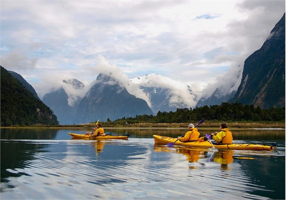 Yeni Zelanda?da alanlar ylda 30 gn resmi tatil yapyor. Ylda toplam 1762 saat alyorlar. ilerden saat bana elde edilen verim 34.10 dolar olmakla birlikte, kii bana den milli gelir 29 bin 730 dolar. lkedeki isizlik oran yzde 6,9.