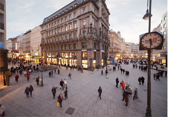 Avusturya?da ylda 35 gn tatil. iler ylda 1598 saat alyor. Kii bana den milli gelir 42 bin 409 dolar. lkede isizlik oran yzde 4,4.