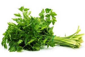 Maydanoz: C vitamini ynnden ok zengin olan maydanoz da salatalarda bol bol tketmek gereken sebzelerimizden biridir. 8-10 dal maydanoz yemek, yetikin bir insann gnlk C vitamini ihtiyacnn yarsn karlayabilir.