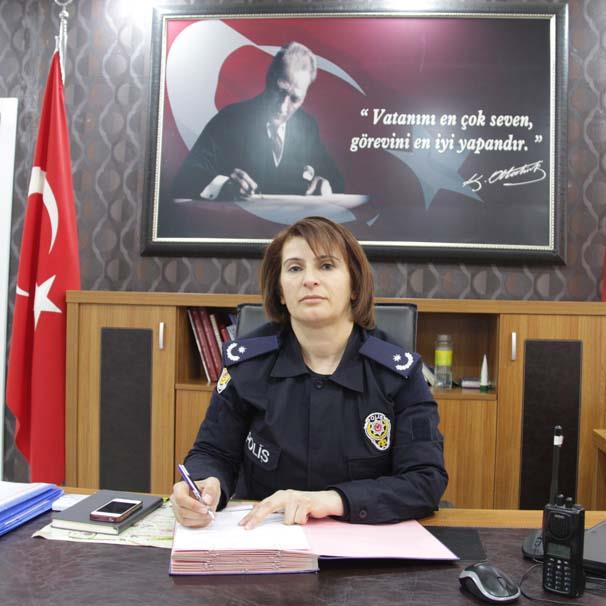 Vatandalarn kendisine yakndan ilgi gsterdiini kaydeden Karack, kadnlarla daha ok iletiim kurduklarn, beylerin de duyduklar memnuniyeti dile getirdiini bildirdi.Karack, vatandan gece gndz demeden istedii vakit kaplarn alabileceine iaret ederek, 'Vatandamzn her zaman yanlarndayz. Gece sabaha kadar ara sokaklarda uygulama yapyoruz. 10 gnde aralarnda uyuturucu satclarnn da yer ald ok sayda suluyu yakaladk.' ifadelerini kulland.