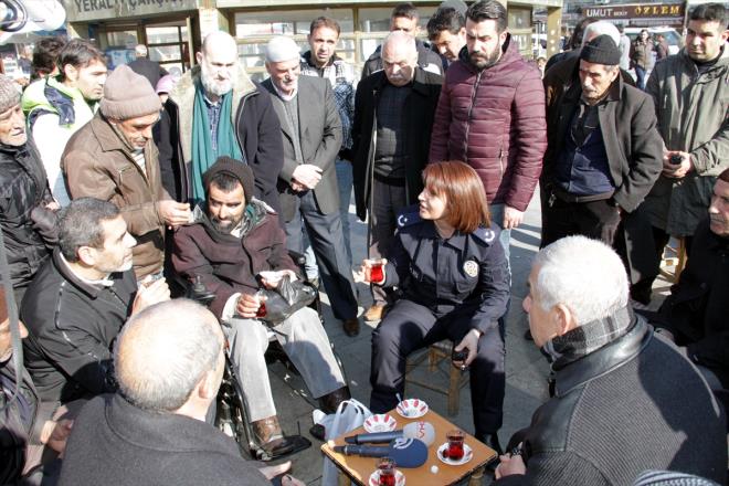 Diyarbakr'n Sur le Emniyet Mdrlne ilk kez kadn emniyet mdr atand. Geen yl PKK'l terristlerin ukur kazp, barikat kurup yaam hie sayan saldrlar gerekletirdii ve bu nedenle vatandan byk maduriyet yaad Sur ilesinde emniyet mdrl grevine, Diyarbakr Emniyet Mdr Tacettin Aslan'n onay ile Asuman Karack, getirildi. Yaklak 10 gn nce iledeki grevine balayan Karack, bu srete tarihi sokaklarda ekiplerle yapt uygulamalarla dikkati ekiyor.