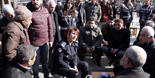 ESNAF DESTEK VERYOR<p>  Sur'da geen yl ukur kazan ve bombal saldrlar dzenleyen terristlerin etkisiz hale getirildii operasyonlarda da grev alan Karack, ile sakinleriyle ksa srede kaynat. Vatandalar tanma imkan bulduklar Karack'a byk ilgi gsterdi. Adeta ak hava mzesi konumundaki ilede bata Gazi Caddesi olmak zere tm cadde ve sokaklarda vatandalarla bir araya gelen Karack, onlarla sohbet ediyor, skntlarn dinliyor. Ziyaretlerinde kadn bir emniyet mdrn ilk kez grdklerini ifade eden esnaf, gvenlik glerine her trl destei verdiklerini dile getirdi.