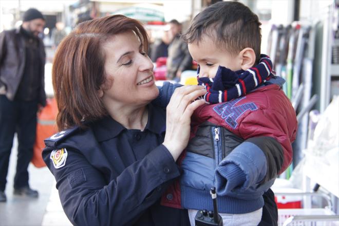 'VATANDAIN YANINDAYIZ'    <p>Karack, yapt aklamada, Diyarbakr'da 9 yldr grev yapt iin kenti ve kentte yaayanlar ok iyi tandn syledi. Geen yl Sur'da terristlere ynelik operasyonda yer aldn vurgulayan Karack,'Sur'da kt gnler geride kald. Bundan sonra halkmzla ele ele verip huzur ve gvenlii srdreceiz. Halk devletine gveniyor. Srekli ziyarete geliyorlar, her zaman yanmzdalar. Bunun iin kendilerine teekkr ediyoruz.' dedi.