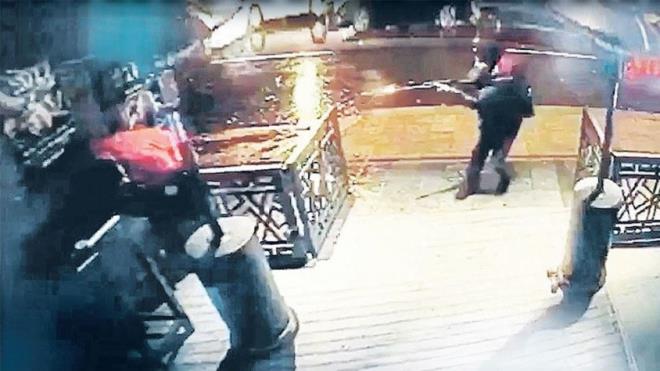 Reuters ve AP, Reina saldrgannn yakalanmasn 'acil' koduyla geti.BBC, CNN, The Guardian ve Al Jazeera English gibi byk medya organlar da haberi son dakika alarmyla verdi.