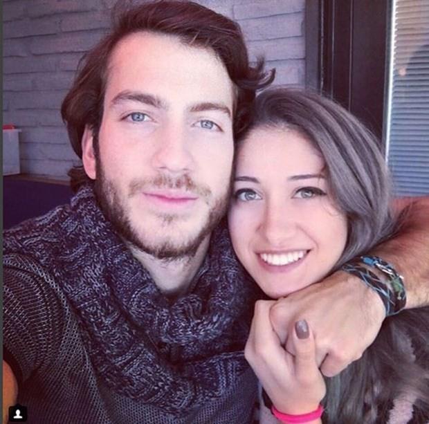 OGEDAY GRKEN  <p>  Tantmz gnden beri sprizler yapan en zor gnlerimde en zel gnlerimde hep yanmda olan bunu bana dolu dolu yaatan kocaman glmsemesi ile iimi stan o gzel yeil gzlerini zerimden hi ayrmadan dolu dolu bakan bir ak, sevgili ve arkada her kimlikte yanmda olan bebeim seni ok seviyorum.