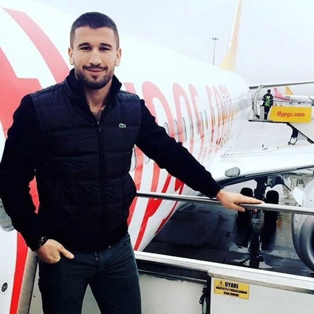 ADEM KILII<p>      Merhabalar,madrid den gzel lkeme selam olsun.Ayrlk vakti geldi!!Bu sizlerle son paylamm olacaktr.Bundan sonra btn sosyal medya hesaplarm menejerim tarafndan ynetilecektir.vedalaamadm dostlarm sevdiklerim ve sevenlerim..beni affedin,younluktan dolay frsatm olmad hepinizi seviyorum,lkemi nce Allah'a sonra sizlere emanet ediyorum.salcakla kaln..