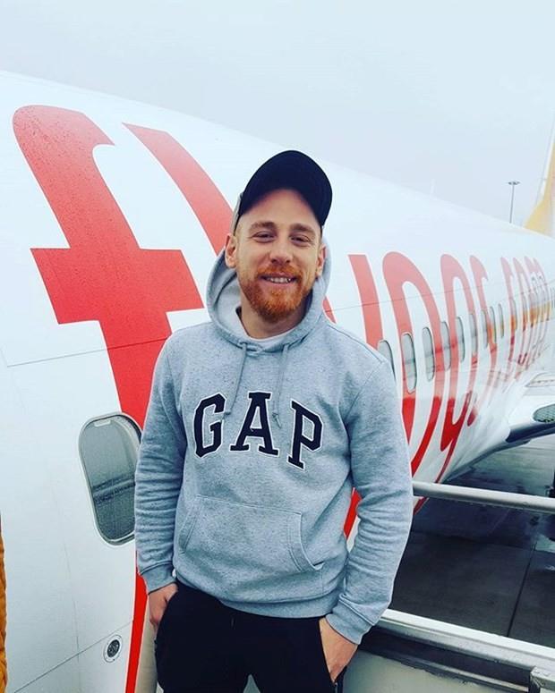 FURKAN KIZILAY  <p>  "Zaman zaman konusu alrd. Arkadalarla izlerken nefesimizi tutardk. Yaranlarn yerine kendimizi koyardk. Hep bu mcadelede yer almak istedim ve zaman zaman dile getirdigimde annem, nasibinde varsa o olur zaten olum derdi. Biz Allahn izniyle nasibimizde olan yaamaya gidiyoruz! Biz adada bir gn, bir hafta, bir ay daha fazla kalmak iin deil kbrstaki ampiyonluk koltuuna oturmak icin gidiyoruz! Benden kilometrelerce uzakta olsanz dahi desteinizi hep hissedicem dualarnz eksik etmeyin. Allah bizimledir."