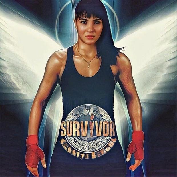 SABRYE ENGL<p>    Gidiyorum... Bir Trk kadn olarak hayatta kalmaya, savamaya, ve kazanmaya gidiyorum. Snrlar zorlamaya, lmne mcadele etmeye gidiyorum.  yi hatrlanarak, hakkm yedirmeden en nemlisi hak yemeden savamak iin gidiyorum...  Umarm bu gzel servenin sonu ampiyonlukla biter. Elimden geleni yapacam. Sz veriyorum!  Hayat; pes etmeyen ve cesaretli olanlara kar her zaman bonkrdr.  Ben pes etmeyeceim. Cesur olacam.  Allahn izniyle de ampiyon olacam.  Hakknz helal edin.  Ve imdi sz sras bende...  Survivor balasn