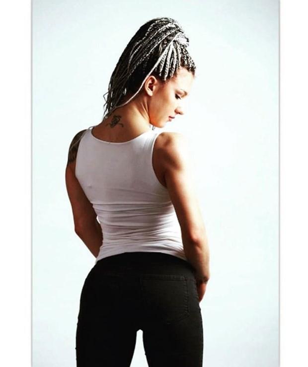 ELF ADOLU  <p>  Buraya ne yazlr kelimelere dkmek ok zor. Ksa srede o kadar gzel dostluklar o kadar gzel kardelikler grdm ki. Beni destekleyen yorumlar paylamlar scakkanllyla motive eden #efc ailesi. Ailem. Canm arkadalarm. En motivasyon dolu gnlerimdiniz. Zor bir sava ama eminim stesinden gelebilirim. Gelebiliriz. Yanmda olduunuz iin teekkr ederim. Her zaman kalbimdesiniz. Aklmdasnz. Hepinizi ok seviyorum. yi ki varsnz. Dualarnz eksik etmeyin