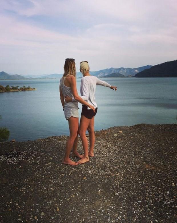 BERNA ZTRK<p>    Cennet evime hoakal dedim... yatamda son kez uyudum... Kedilerimi ptm, ieklerimi suladm, aalarma sarldm. Bulutlara gnee baktm, tertemiz havay iime ektim. Bugn cennetime veda ettim. imdi yeni bir yolculuk balyor... Yanmda olan herkesi kalbimde tayarak...