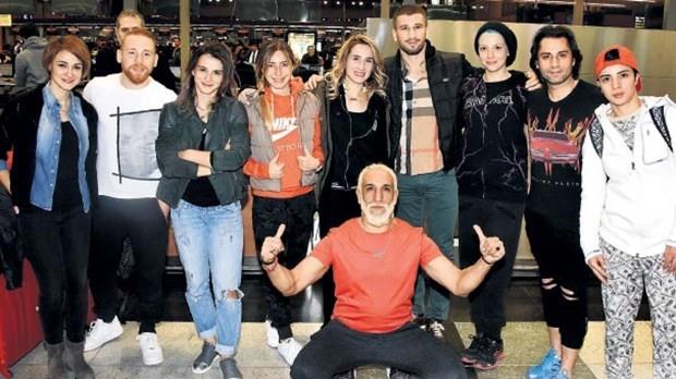 Ekrann fenomen yarmalarndan &#8216;Survivor 2017&#8217;de yer alacak isimler, nceki sabah yola kt. Havalimannda poz veren ekip, iddial konutu. te yolculuk ncesi Survivor yarmasnda mcadele edecek olan isimlerin Instagram'daki son paylamlar.  <p>  Cumartesi gn TV8&#8217;de balayacak &#8216;Survivor 2017&#8217;nin nl yarmaclar, nceki sabah Sabiha Gken Havaliman&#8217;ndan Dominik Cumhuriyeti iin yola kt.    arkc Tark Meng, DJ Berna ztrk, oyuncu Furkan Kzlay, milli atlet Pnar Saka, milli kick boksu Sabriye engl, milli dalg ahika Ercmen, milli boksr Adem Kl, oyuncu Seda Demir, arkc lgn Sedat ve milli atlet Sema Apak&#8217;n yer ald ekip, yolculuk ncesi poz verdi.