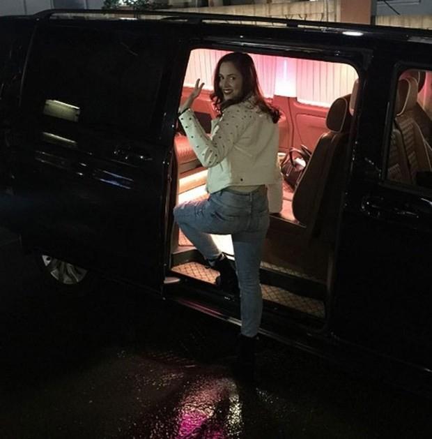 BERNA KEKLKLER<p>    Gidiyorum, hedeflerime doru! Hayalimi gerekletirdiniz bunu asla unutmayacam! Ailemden uzakta ama bir o kadar yakn, sevenlerim iin, destekleyenlerim ve kendim iin bambaka bir savaa gidiyorum! Hazrm mcadeleye sonuna kadar hazrm! Sizleri seviyorum... ooook seviyorum bunu unutmayn! yi ki varsnz... iyi ki yanmdasnz... yi ki benimlesiniz... Yazacak ok eyim var ama tahta yetmiyor. zleyeceim ok! Sra Survivor'da! Beni unutmayn, yreim sizinle, her zaman!