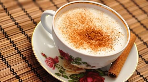 ksrn ifas salep: Orkide bitkisinden elde edilen salebin birok faydas var. ksrk ve bronite iyi gelen salep sindirimi de rahatlatyor. Dzenli kullanmda regl dngsn dzene sokuyor. shal ve mide- barsak iltihaplanmalarnda tedavi edici zellik tayor. Tarnla birlikte tketilmesi, kan ekerinin dengelenmesine yardmc oluyor. Ancak ekerle yapldnda kalorisinin ykseldii unutulmamal. Bir su barda salep ortalama 190 kaloridir.