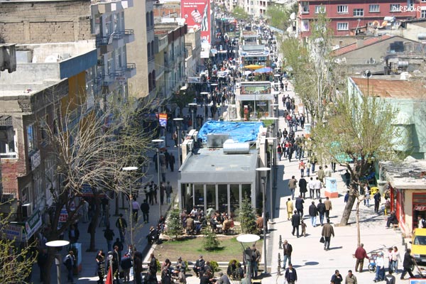 <p><b>SRT</b></p>  Genel sralamada: 78  <p>Ekonomi: 76</p>  Eitim: 73  <p>Salk: 71</p>  Gvenlik: 42  <p>Kent hayat: 47</p>  Kltr sanat: 75