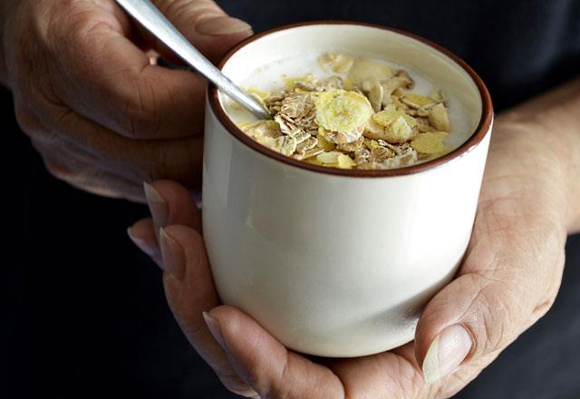 Attrmak :   <p>  Uzmanlar, yatmadan nce 300 kaloriyi gemeyecek attrmalklarn kilo vermenize yardmc olacan belirtiyor.<p>     rnein yourt tketerek yataa girmek hem protein ihtiyacnz karlar hem de kalsiyum asndan zengin olduu iin rahat uyumanz salar.