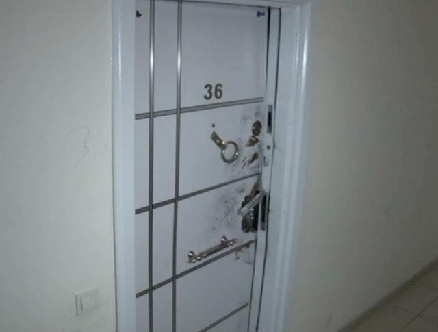 KONYA&#8217;DAK HCREYLE &#8216;LK TEMAS&#8217; YAKALATTI  <p>    Kendisine yardm eden 3 kiinin yakalanmas zerine panie kaplan Masharipov, kamak iin Konya&#8217;daki DAE hcresi ile irtibata geti. stihbarat birimleri, bu iletiimden haberdar oldu. Masharipov&#8217;un stanbul Esenyurt&#8217;ta olabilecei 5 adres tespit edildi.