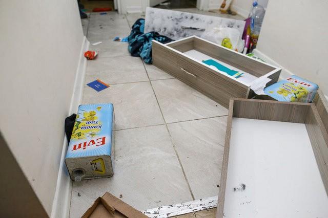 6 SAAT NCELEME YAPILDI<p>    Reina saldrgan Masharipov&#8217;un yakaland Esenyurt&#8217;taki zyurtlar N&#8217;ehir Sitesi E Blok&#8217;taki 36 numaral daire, polis tarafndan didik didik arand ve parmak izi tespiti gerekletirildi. Polis, 6 saat evde alma yapt.