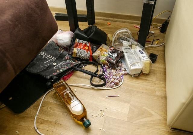 Gardrop, ii kadn eyalaryla dolu bir valiz, makyaj malzemesi bulundu. Dairede televizyon yoktu. Evde kk bir masa, ak mutfakta ise bir koli yumurta, reel, un, tahin ve sv ya dikkat ekti. Dairenin banyosunda ise kullanlm 6 di fras ve tra baklar grld.