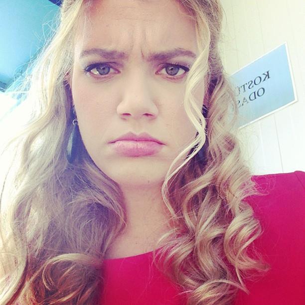 Hngr hngr alayan gzel oyuncu, kardeinin kolunda kulpten kt. Sekin zdemir ve Derya ensoy tutkulu bir ak yaam, ilikilerinin evlilie doru gedecei tahminleri yaplrken srpriz bir kararla yollarn ayrmlard.