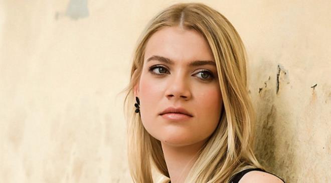 Gzel oyuncu nceki gece, kardei Ferhan ensoy&#8217;la kafa datmak iin Cihagir&#8217;de bir mekana gitti.