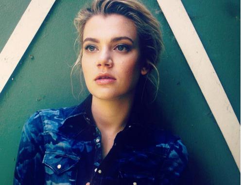 Ksa bir sre sonra, ensoy&#8217;un kasm aynda ayrld meslekta Sekin zdemir de yeni kz arkada ve bir grup arkadayla mekna geldi. Yaknlardaki bir masada oturan gruptan yakkl oyuncu, &#8220;Dost olarak ayrldk&#8221; dedii sevgilisine selam bile vermedi.