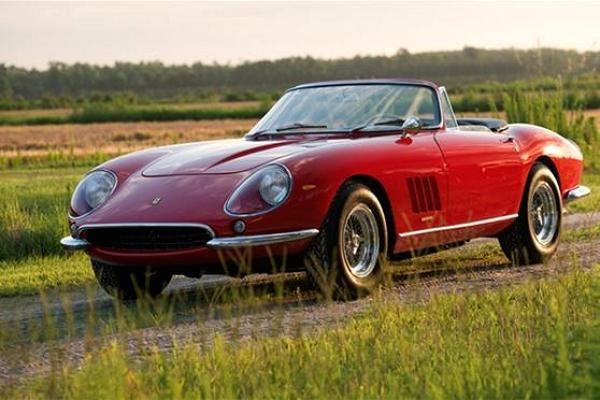 ABD'de her yl dzenlenen Pebble Beach Concours d'Elegance adl otomobil fuarna bu yl tasarm aralarn milyon dolarlk ak artrmalar damga vurdu.