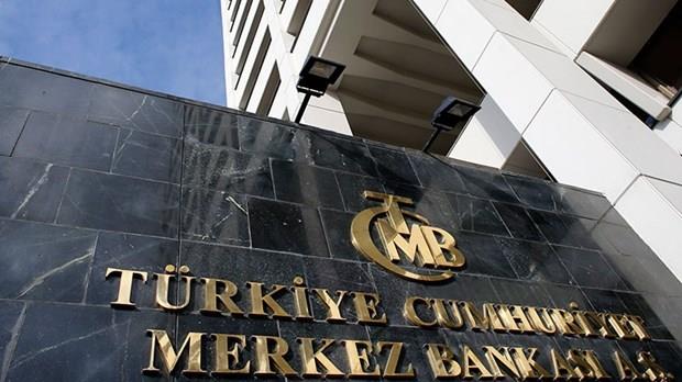 13 OCAK  <p>13 Ocak'ta gerekli grlen gnlerde Borsa stanbul bnyesindeki repo pazarlarnda TCMB tarafndan yaplan fonlama tutarnn snrlandrlabileceini duyuran Merkez Bankas, bankalarn gn sonunda kalan likidite ihtiyalarn GLP'den yzde 10 faizle karlayabilmelerinin mmkn olduunu belirtti.<p>    Ayrca TCMB bnyesinde faaliyette bulunan Bankalararas Para Piyasasnda bankalarn bor alabilme limitlerini 22 milyar TL'den 11 milyar TL'ye dren TCMB, 12 Ocak'tan bu yana 1 hafta vadeli repo ihalesi amayarak TL likiditesini sklatrmaya devam etti.