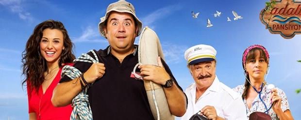 Ata Demirer'in hem senaryosunu yazd hem de barolde yer ald 'Olanlar Oldu' filmi 20 Ocak Cuma gn vizyona girecek. BKM'nin yapmcln, Hakan Algl'n ynetmenliini gerekletirdii filmde Ata Demirer, ayn anda hem bir kadn hem de bir erkei canlandrd. Filmin vizyona girmesine sayl gnler kala aklamalarda bulunan Demirer, kaleme ald filmin konusunu yle aktard: