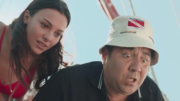 Filmde 'Kaptan Zafer' rolnn yan sra Zafer'in annesi 'Dnd' karakterine de hayat veren Demirer, bu karakterin nasl ortaya ktn yle anlatt: "Annemden paralar tayor ama aslnda yllardr anakkale'de, bozcaada'da ara sokaklarda grdm merakl teyzelerin bir btn gibi 'Dnd' karakteri. Onun zerine inandm kendi saptamalarm, tespitlerimi, biraz da anneciimden paralar yansttm, byle bir eye dnt.