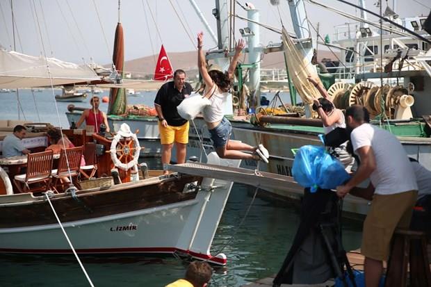 Bugne kadar komedi projeleriyle n plana kan Ata Demirer, dram filmlerinde oynamay dnp dnmemesiyle ilgili bir soru zerine, "ok isterim gzel bir dram oynamay. O ynlerimi de gstermek isterim. Sevdiim ynetmenlerden uygun bir teklif gelirse deerlendirmek isterim. Ben oturup da dram dram yapamyorum geri; &#8216;drav drav' akalar kyor, tutamyorum kendimi" eklinde konutu.